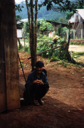 Alte Kohor-Frau in Chicken Village