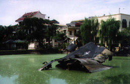 Flugzeugwrack mitten in Hanoi