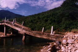 Die marode Brücke nach Khe Su
