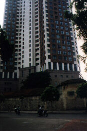 Hanoi Hilton und im Hintergrund der Hanoi Tower