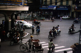 Straßenkreuzung in der Altstadt von Hanoi